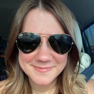 Meet your Posher, Caitlin